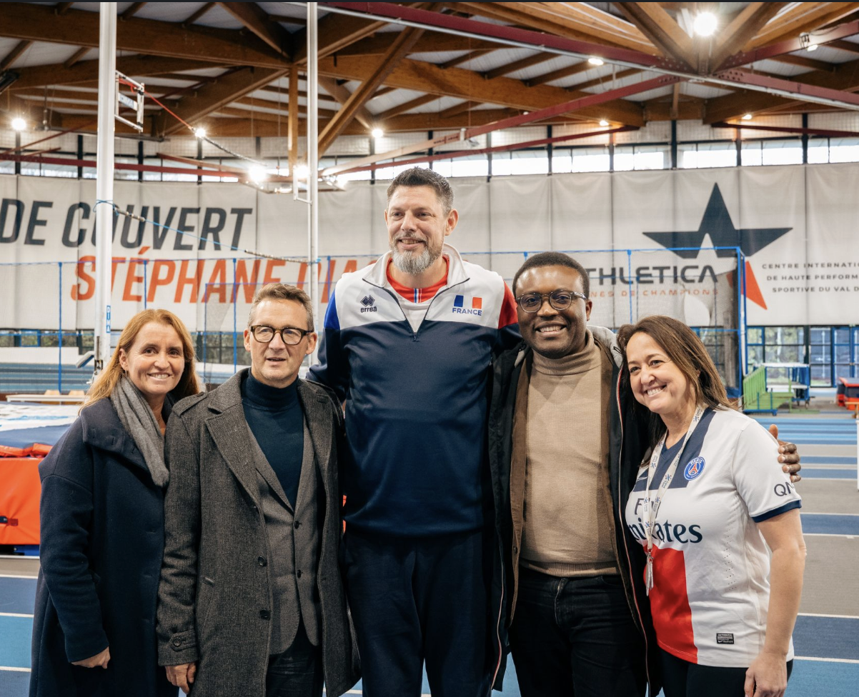 Encadrants et partenaires réunis devant Athletica