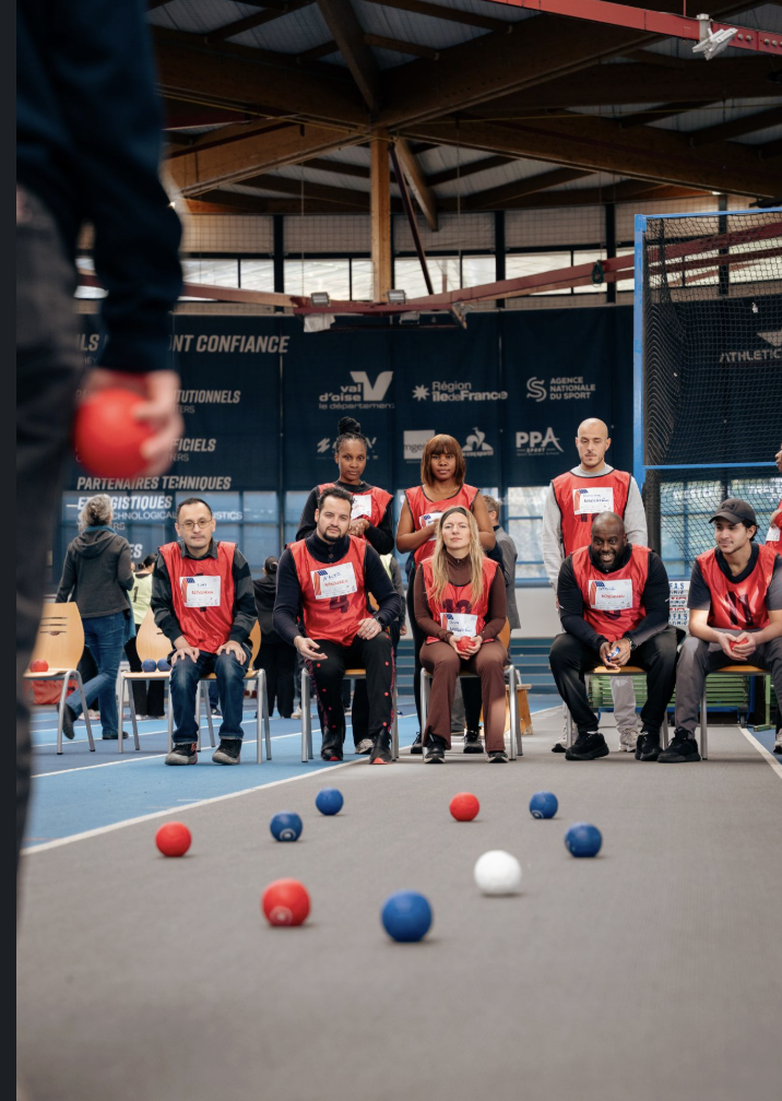 Participants du Collectif Passe D sur la piste d’athlétisme